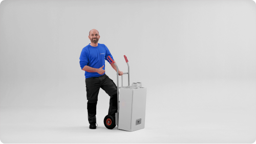 Blije medewerker met cv-ketel