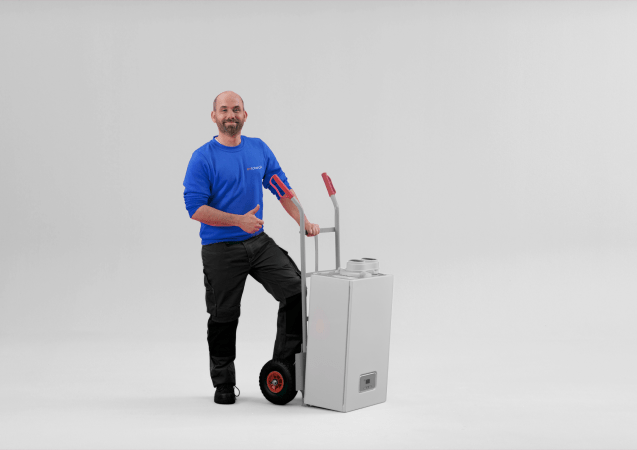Blije medewerker met cv-ketel