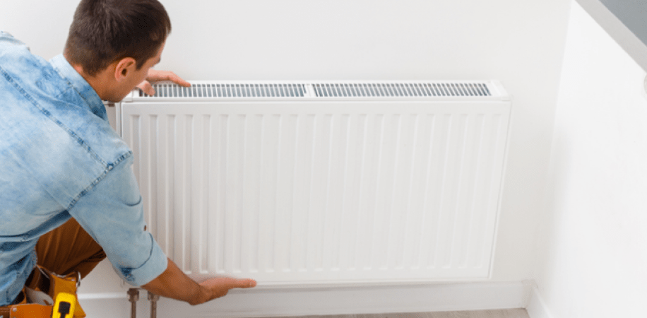 installateur die radiator installeert