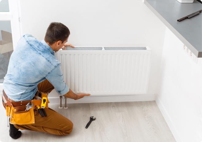 Monteur die radiator installeert
