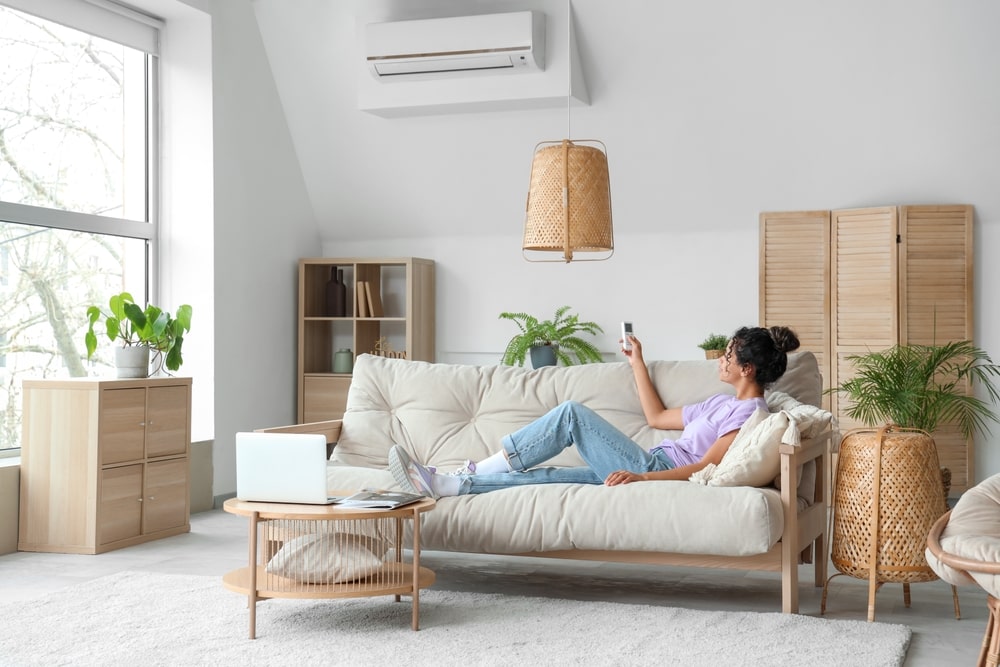 bewoner van appartement bedient een airco
