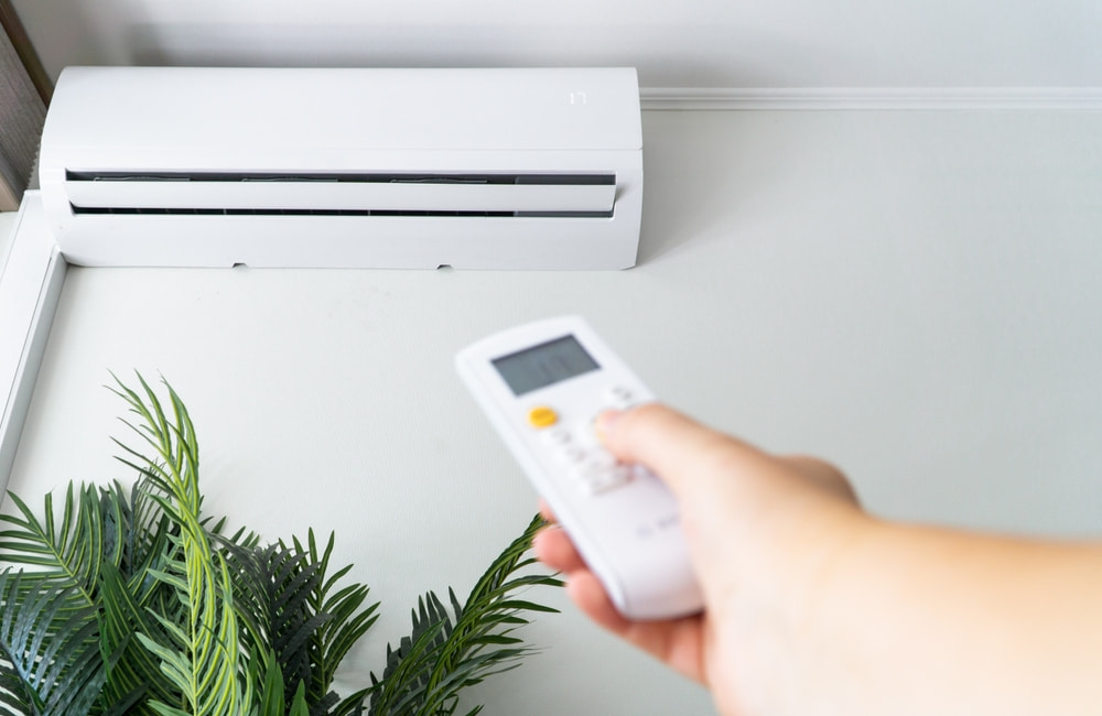 airco wordt aangezet met afstandsbediening