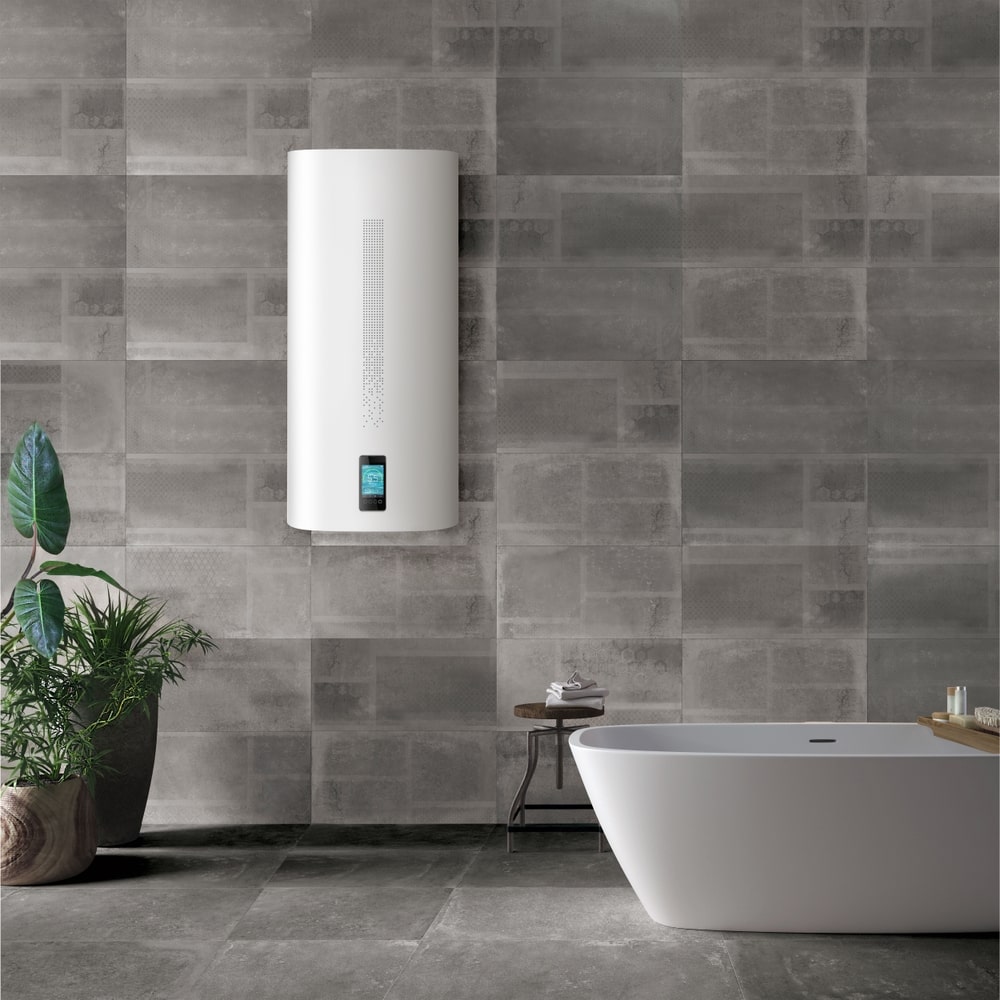 Elektrische boiler in een badkamer met een bad