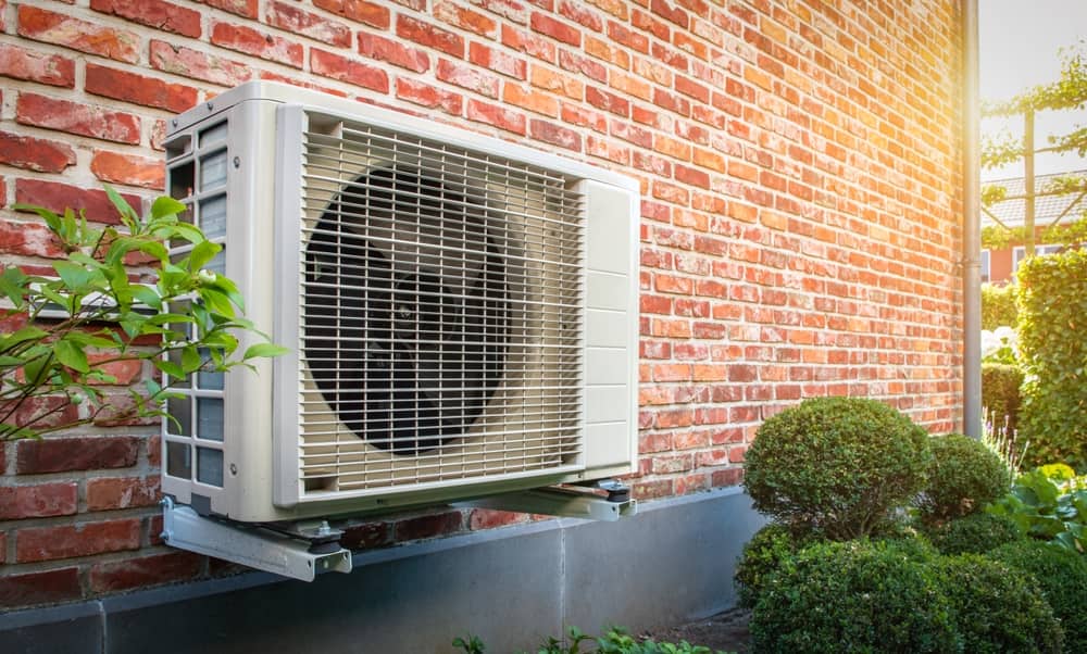 warmtepomp buitenunit aan muur 