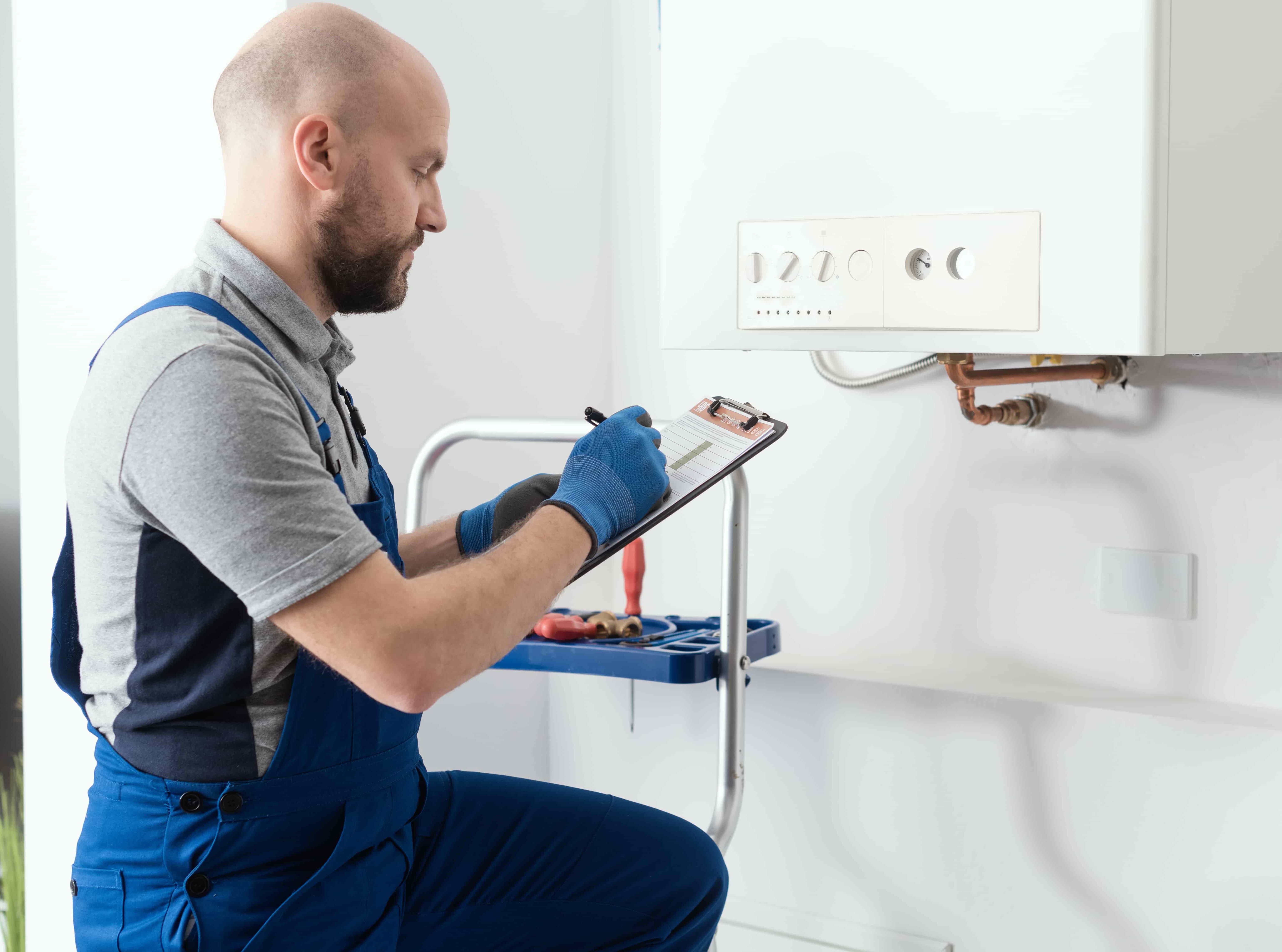 monteur die cv-ketel controleert
