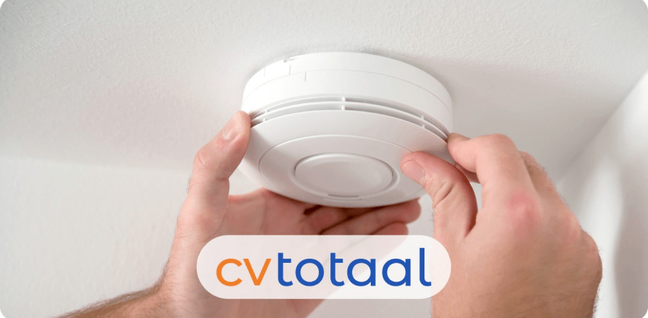 Rookmelder aan het plafond ophangen