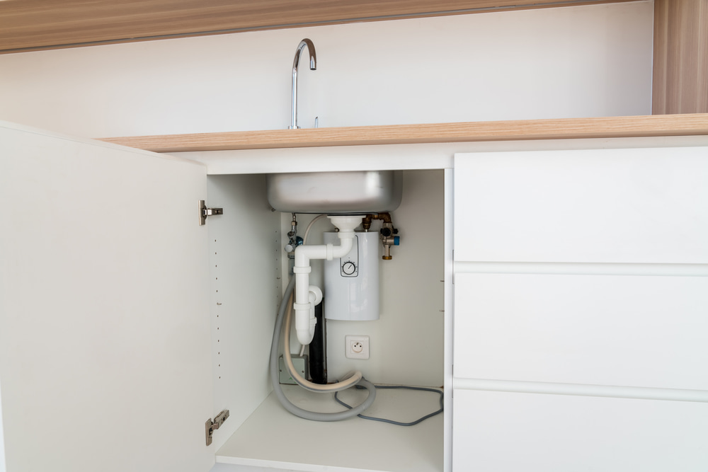 Keukenboiler onder keuken gootsteen