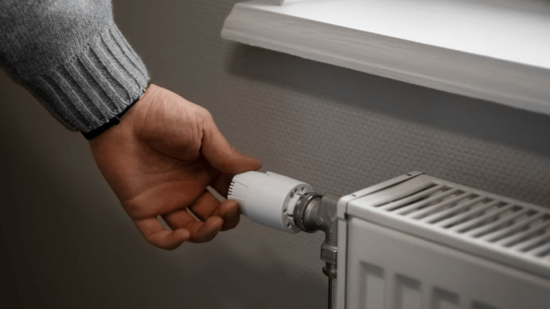 Iemand die radiatorknop stelt