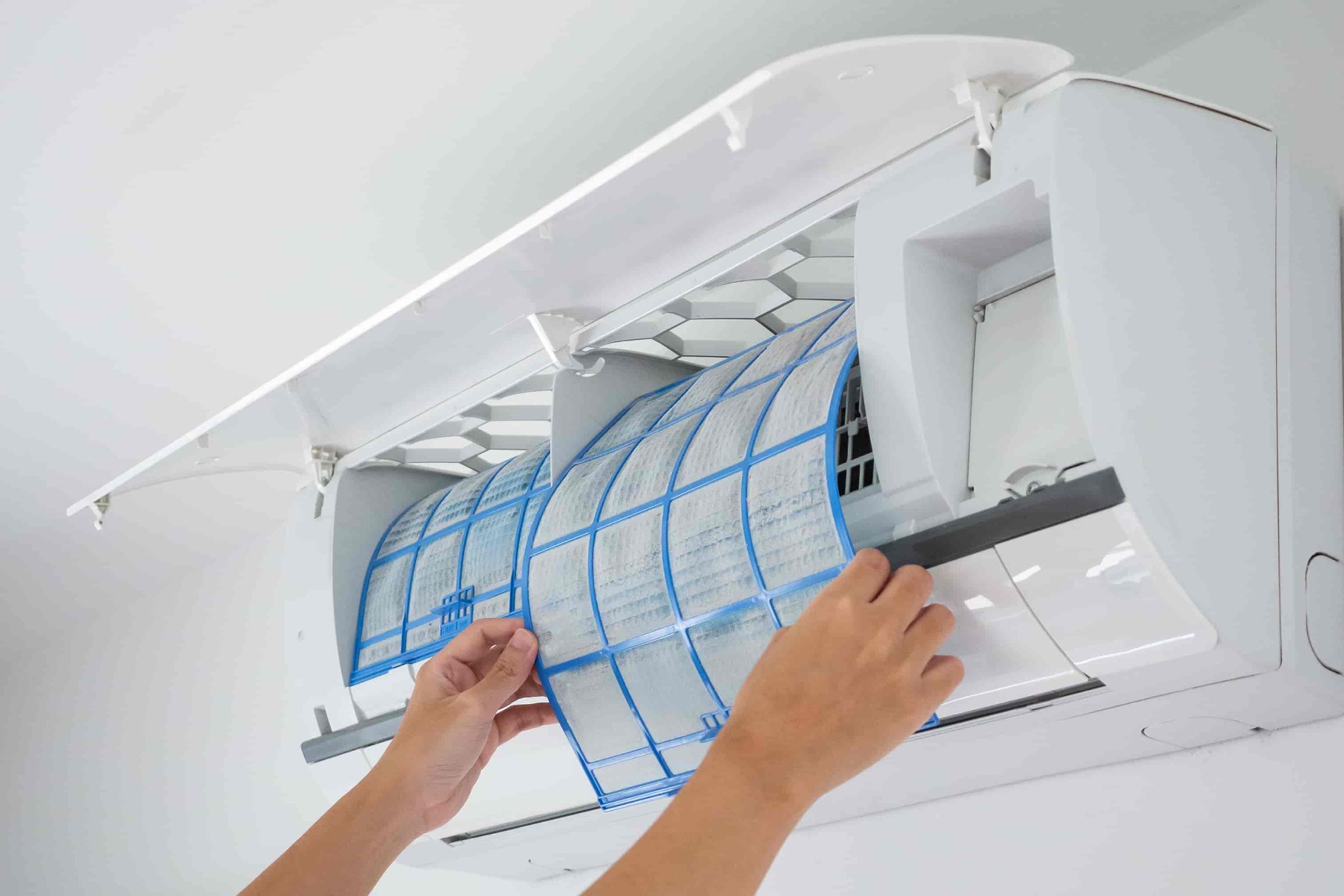Airco filters eruithalen