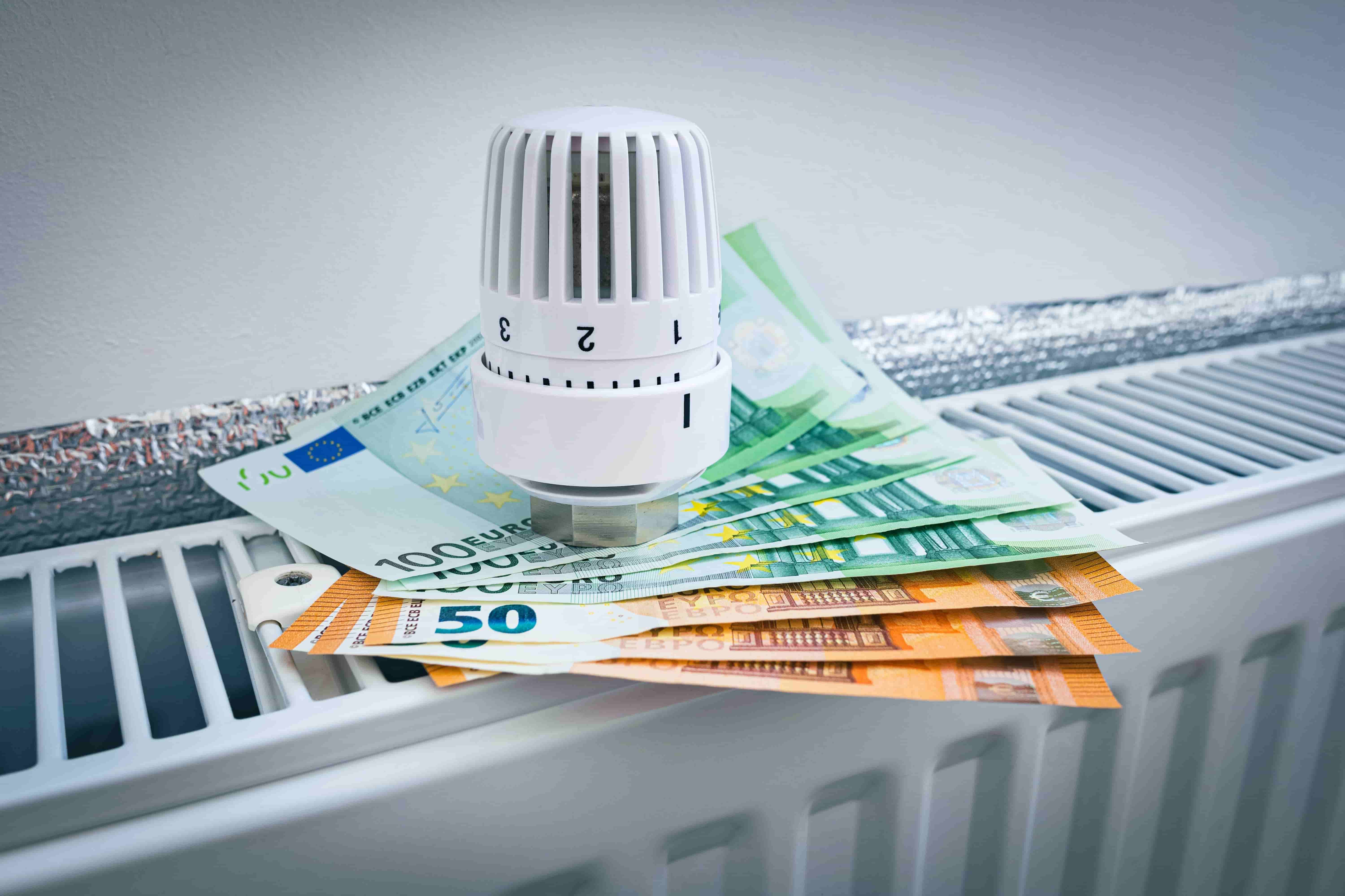 radiatorknop op stapel briefgeld