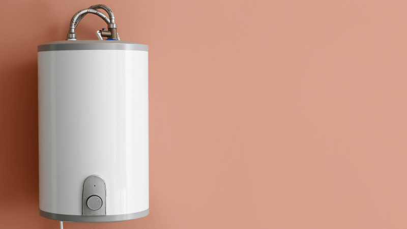 kleine elektrische boiler met roze achtergrond