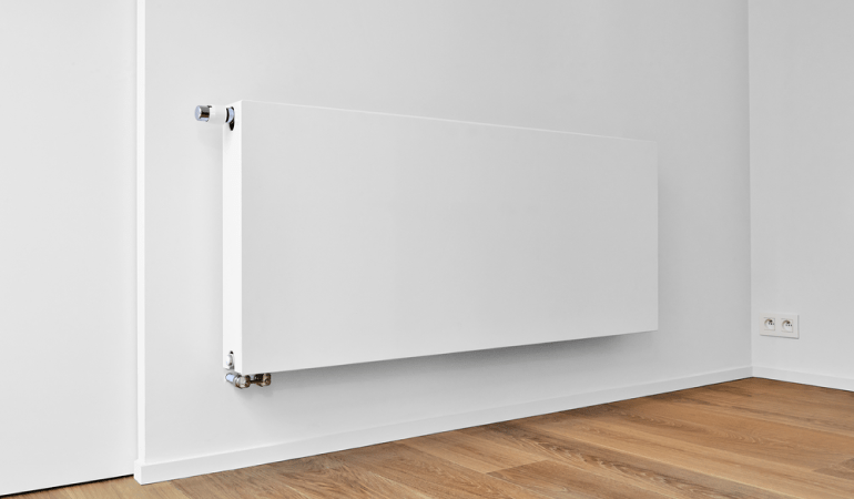 radiator aan witte binnenmuur
