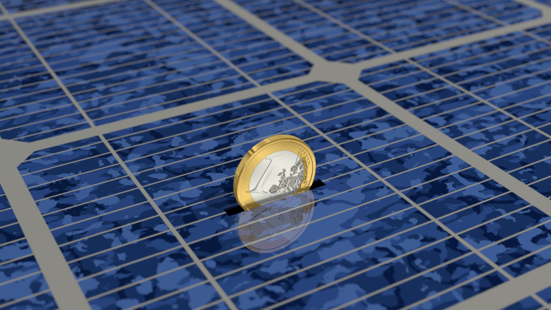 Zonnepaneel en euro munt