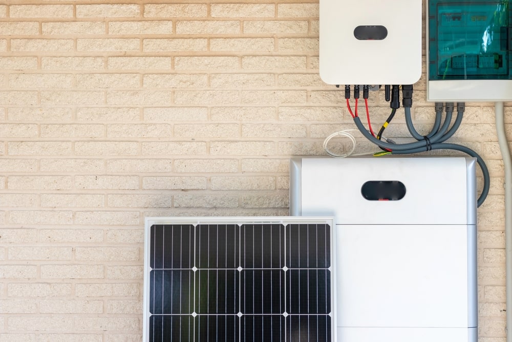 thuisbatterij met zonnepaneel en omvormer