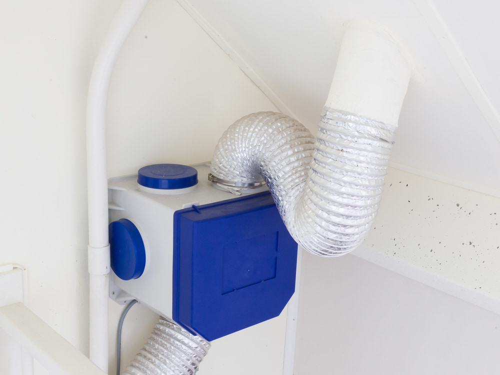 mechanische ventilatiebox op zolder van woning