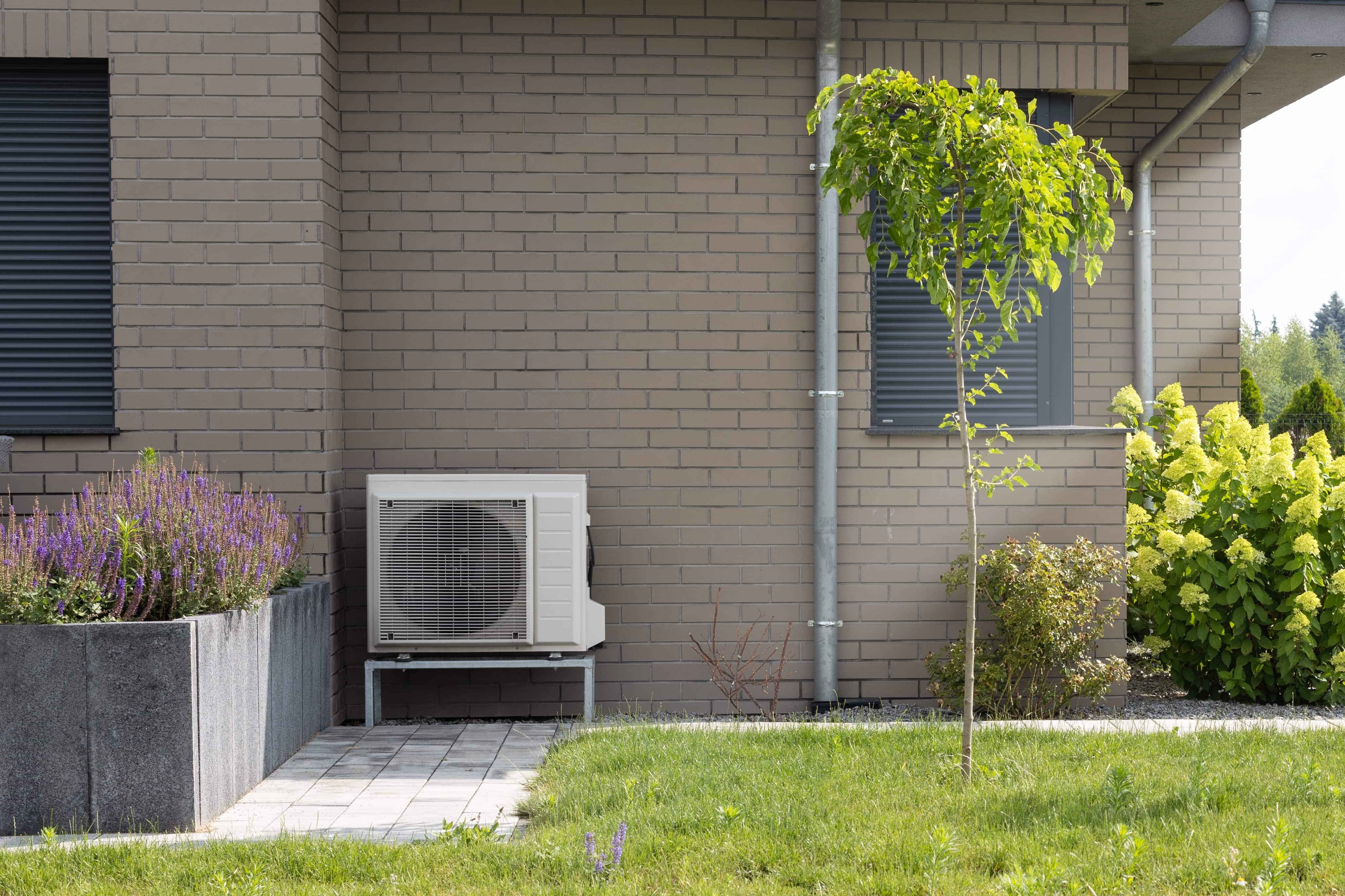 buitenunit warmtepomp in tuin