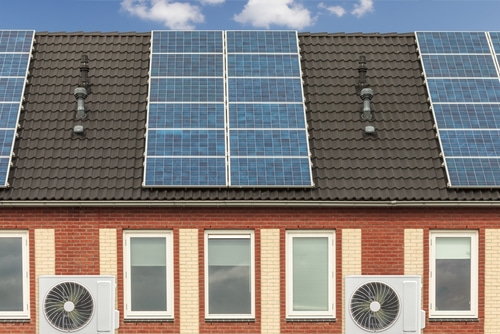 warmtepomp en zonnepanelen op dak van woning