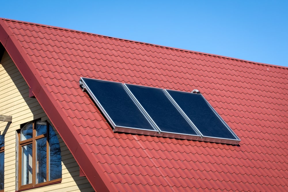 Zonnecollectoren op het dak 